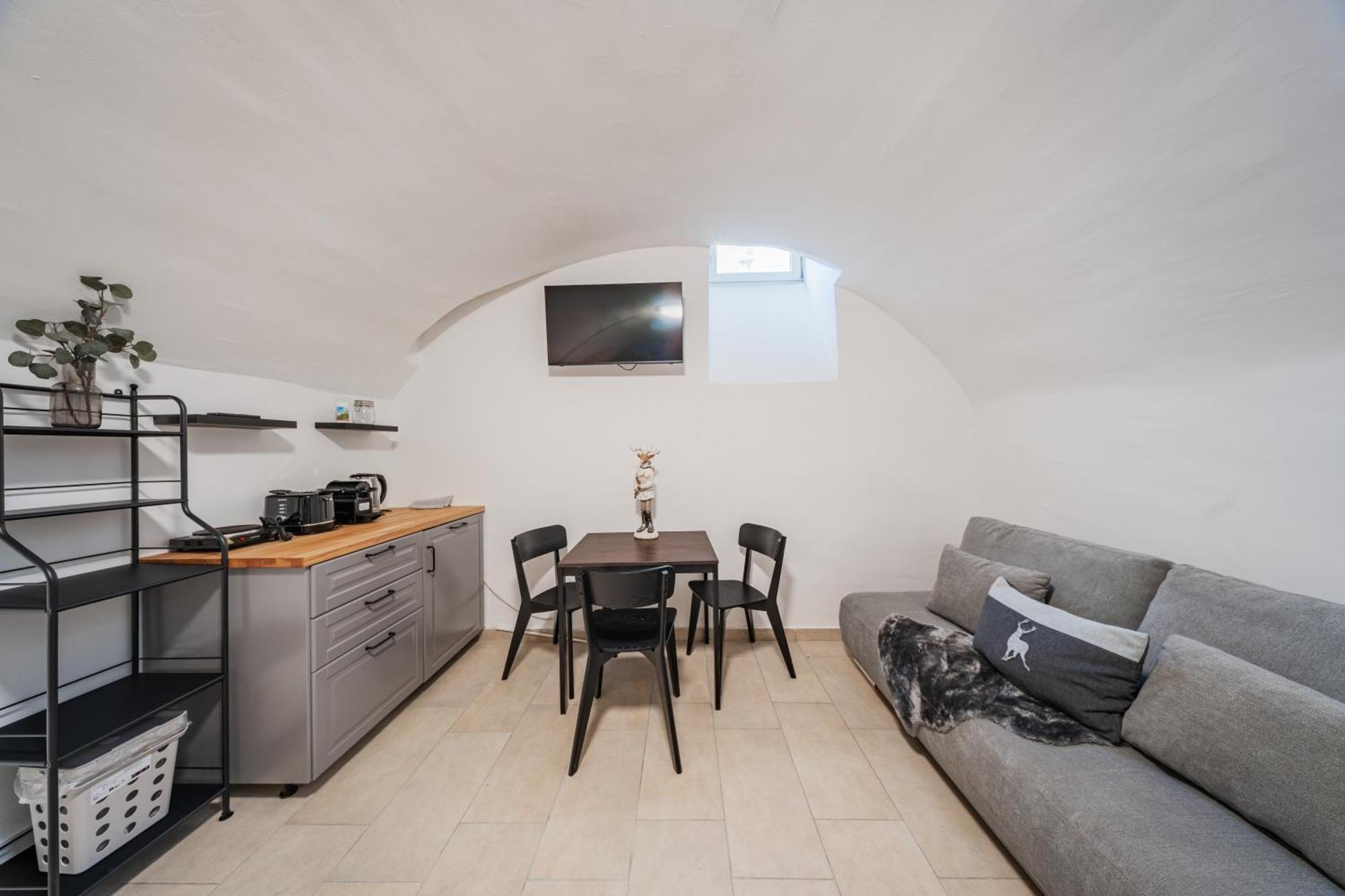 Cozy Flat near City Center - Souterrain - Limited Free Parking Innsbruck Zewnętrze zdjęcie